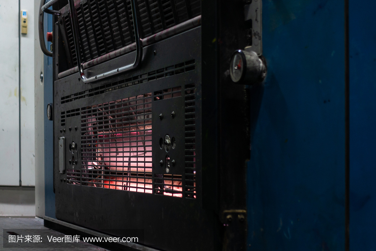 运行胶印机圆筒转动红光制造细部印刷