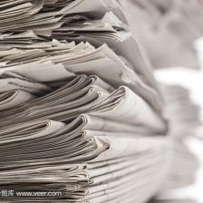 靠近一堆报纸